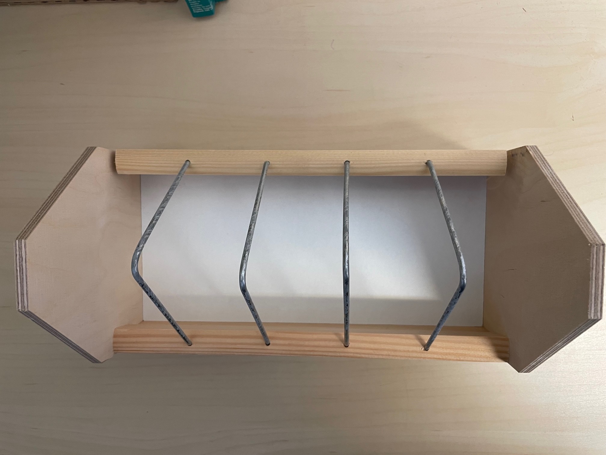 Futtertrog aus Holz mit Draht 