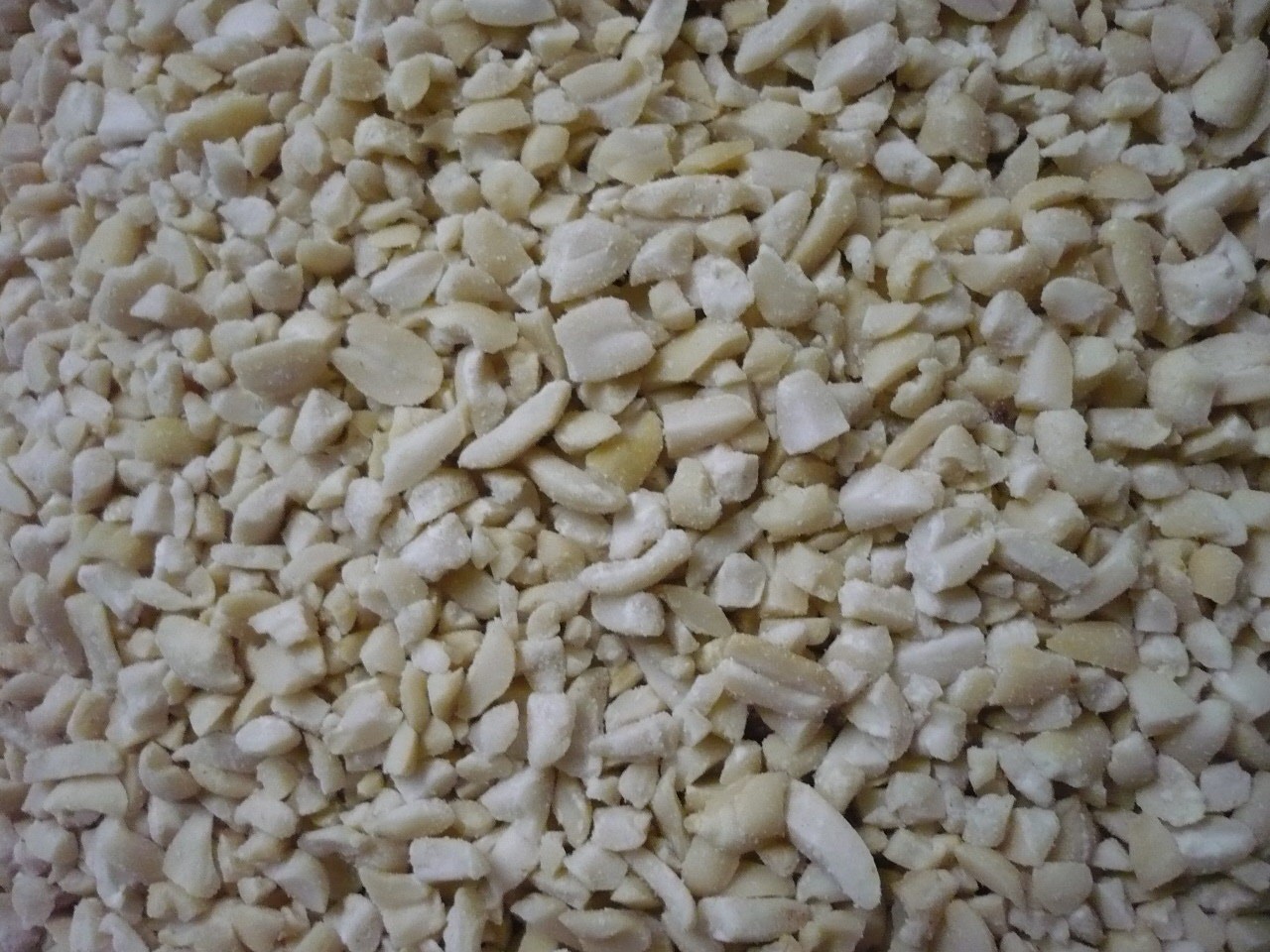 Erdnüsse weiß , Viertelkerne